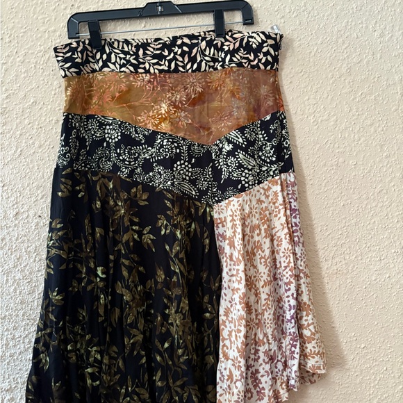 Elegant Patchwork Midi Skirt - Black and Gold - Picture 3 of 8